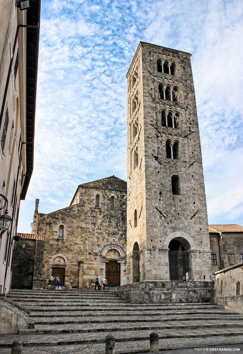 Il campanile e la facciata